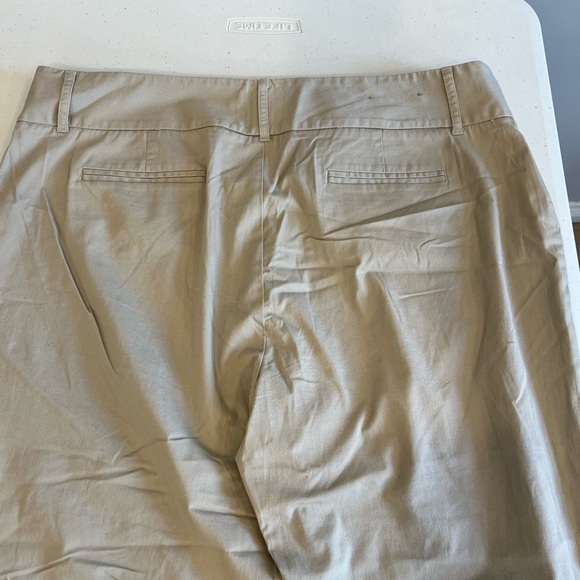 Daisy Fuentes cropped light khaki capris - Picture 4 of 6
